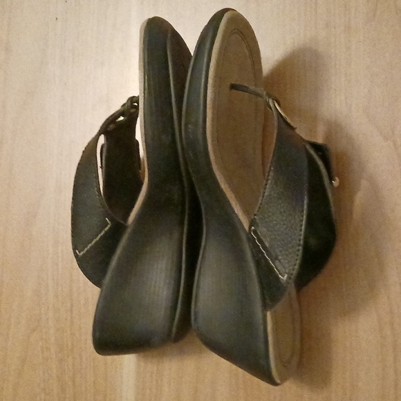 Predictions "Meridith" Black Thong Sandals in Size 7.5 - Picture 5 of 16